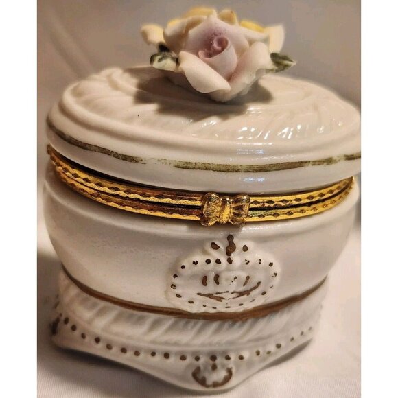 Vintage Ceramic Mini Trinket Box Applied Rose Buds on Lid White W/ Gold Trim - Picture 1 of 6